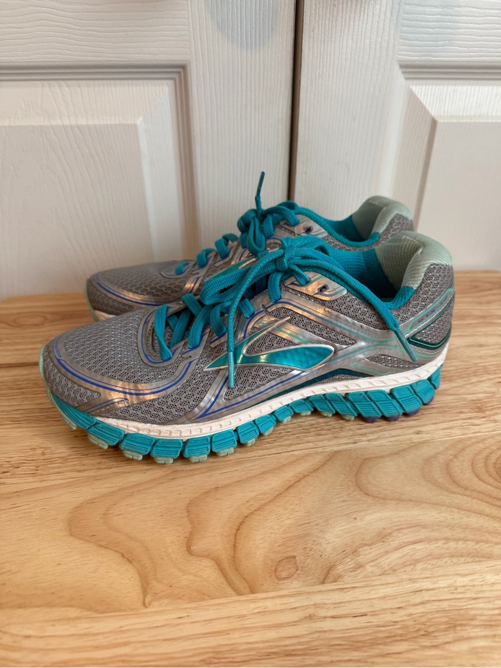 Brooks Womens Size 6.5 Wide Adrenaline GTS 16 1202031D170 Gray Sneakers